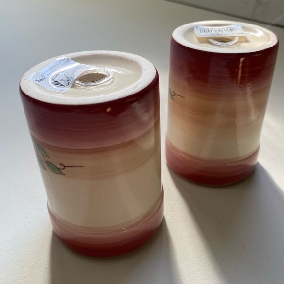 Salt and Pepper Shakers with Apples - Picture 7 of 8